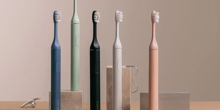 Suri founders banish toothbrush “gunk” with sustainable design and build £24m brand